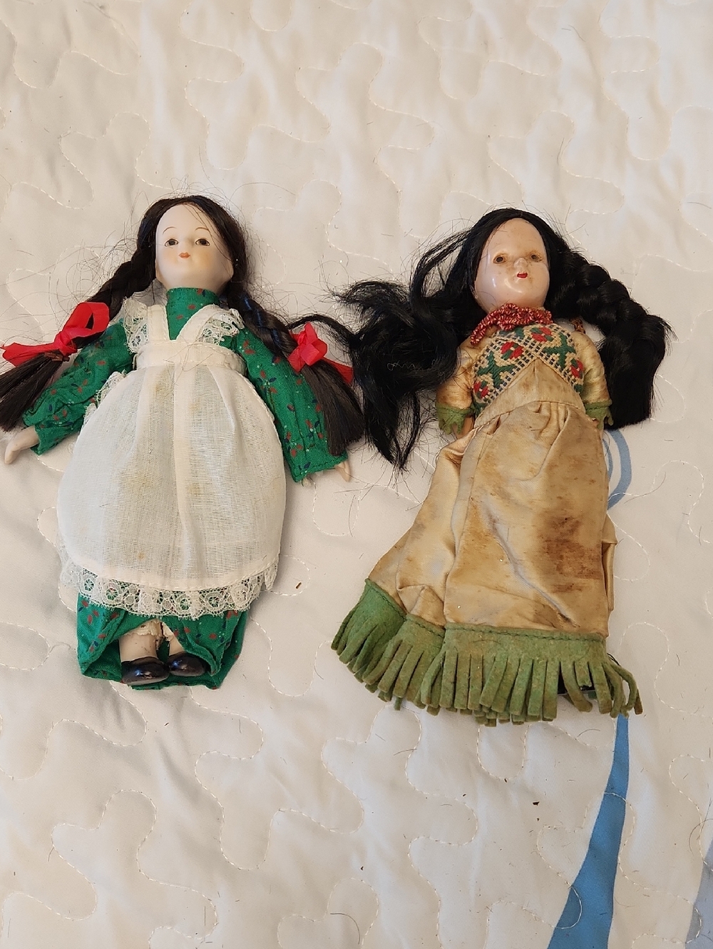 Source Unknown Green and Beige Porcelain Twin Doll Set